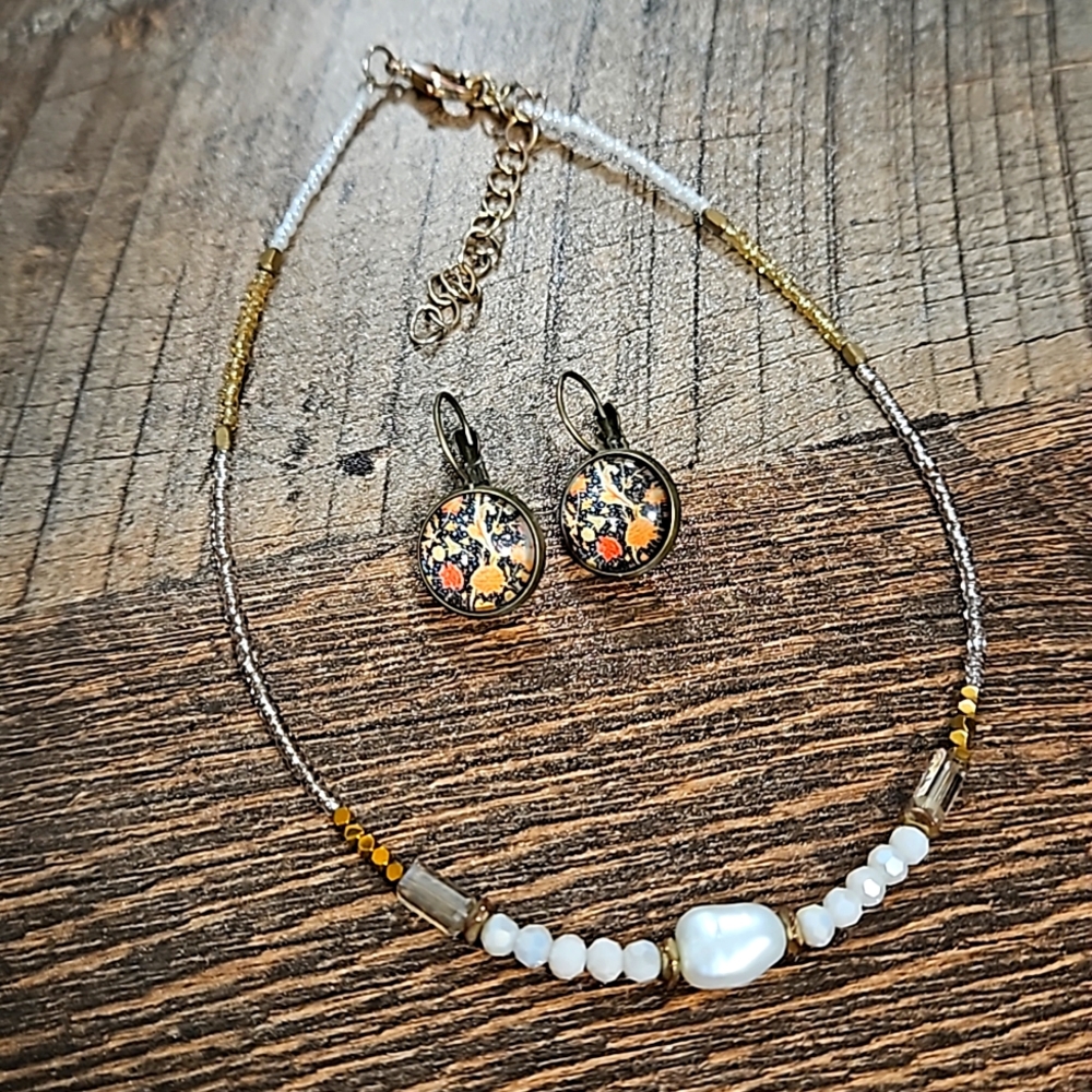 09. Vintage pair of earrings and necklace